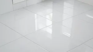 Płytki z połyskiem na podłogę do łazienki