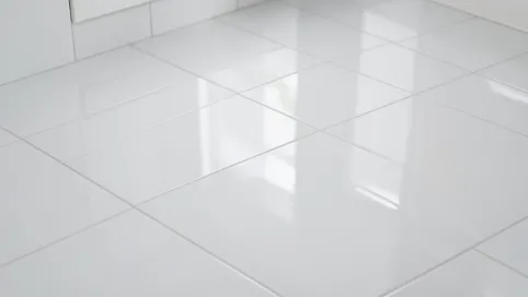 Płytki z połyskiem na podłogę do łazienki