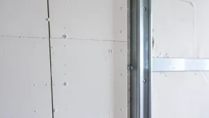 Płyty gipsowe na klej czy stelaż