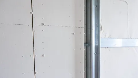 Płyty gipsowe na klej czy stelaż