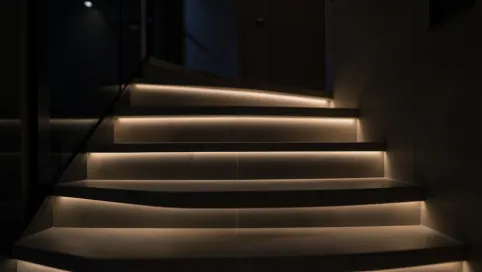 Podświetlane schody z boku