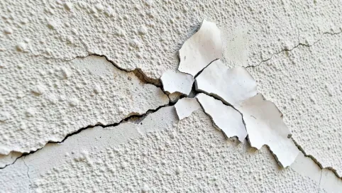 Popękany klej na elewacji