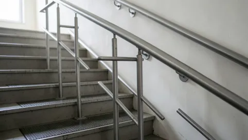 Poręcze przy schodach przepisy BHP