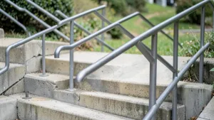 Poręcze przy schodach zewnętrznych przepisy