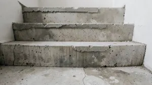 Różna wysokość stopni schodów