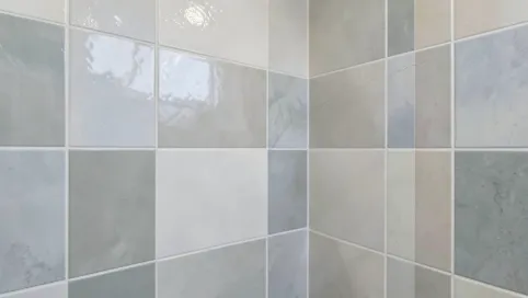 Samoprzylepne płytki do łazienki