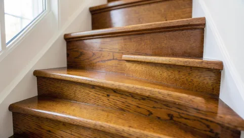 Schody bejcowane czy lakierowane