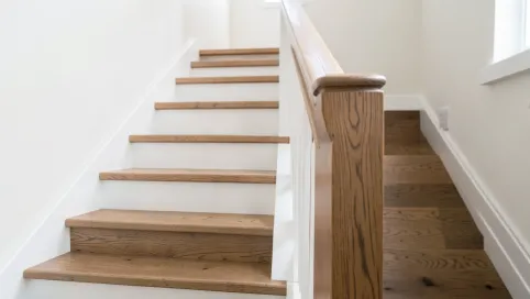 Schody drewniane z białymi podstopniami