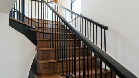 Schody drewniane z czarnym