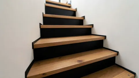 Schody drewniane z czarnymi podstopniami