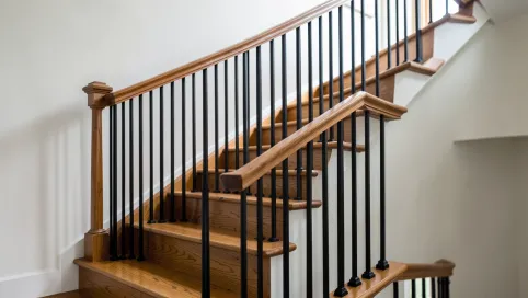 Schody drewniane z czarnymi tralkami