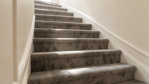 Schody dywanowe z paneli