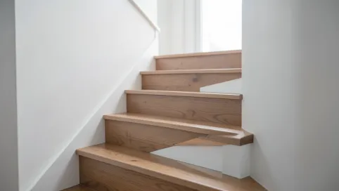 Schody jesionowe z białymi podstopniami