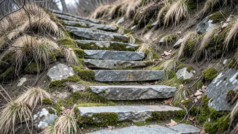 Schody na skarpie z kamienia