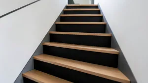 Schody z czarnymi podstopniami