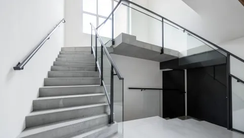 Schody z dwoma SPOCZNIKAMI