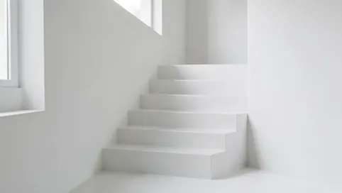 Schody z mikrocementu białe