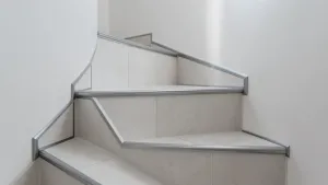 Schody z płytek z listwami