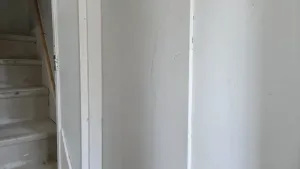 Ścianą między mieszkaniem a klatka schodowa