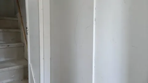 Ścianą między mieszkaniem a klatka schodowa