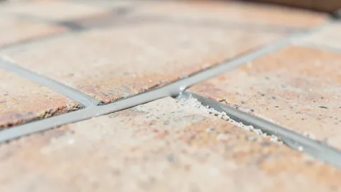 Silikon zamiast fugi na tarasie