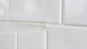 Silikon zamiast fugi pod prysznicem