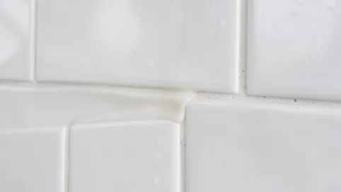 Silikon zamiast fugi pod prysznicem