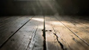 skrzypiące deski podłogowe