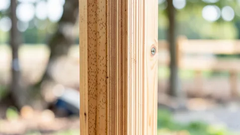 Słup z drewna klejonego