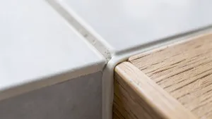 Spoina elastyczną do płytek i paneli