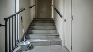 Sprzątanie klatki schodowej w bloku