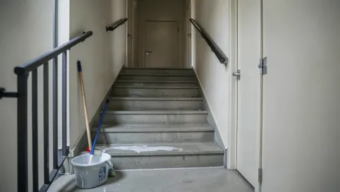 Sprzątanie klatki schodowej w bloku