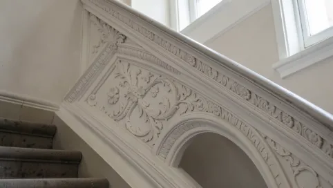 Stiuk na klatce schodowej