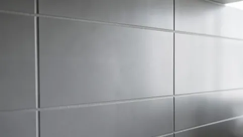 Szare płytki do kuchni na ścianę