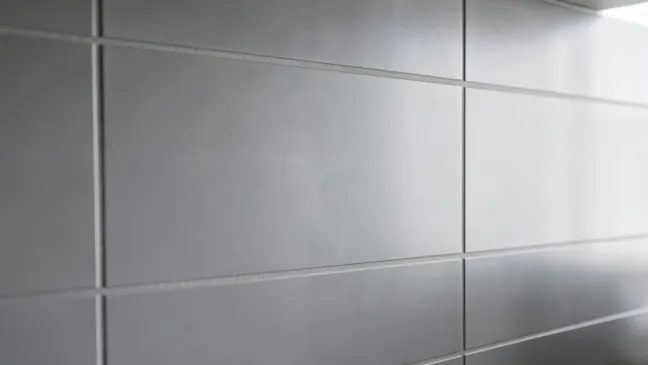 Szare płytki do kuchni na ścianę