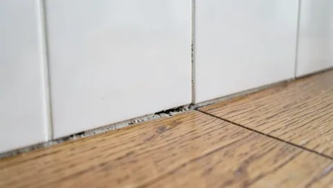 Szczelina Między Płytkami A Podłogą