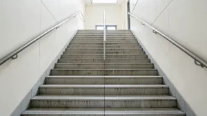 Szerokość schodów w budynkach użyteczności publicznej