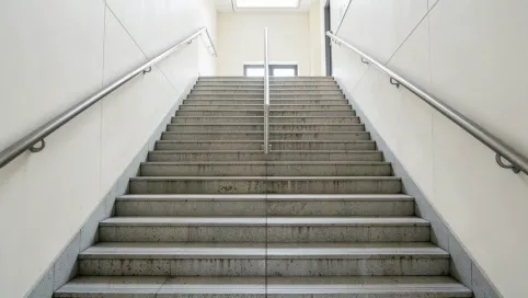 Szerokość schodów w budynkach użyteczności publicznej