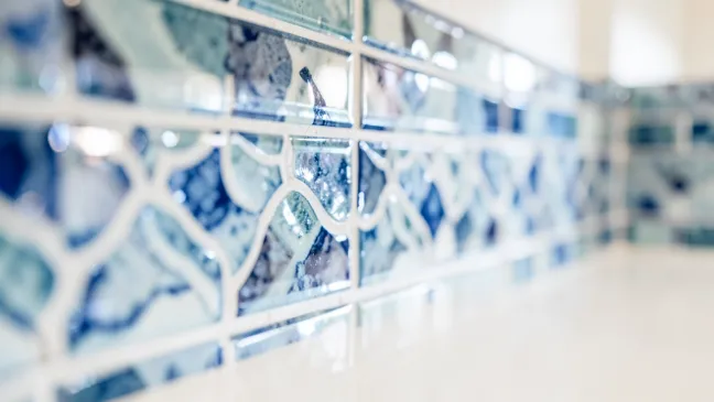 Szklane płytki do kuchni na ścianę