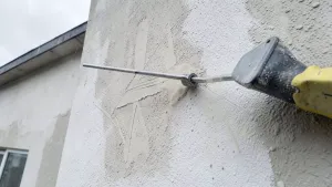 Szlifowanie kleju na elewacji