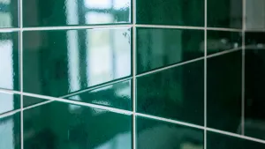 Szmaragdowe płytki do łazienki