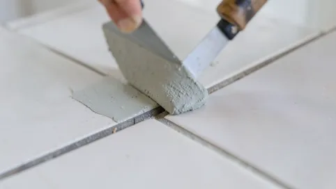 Szpachlowanie klejem do płytek