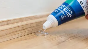 Szybki klej do listew przypodłogowych