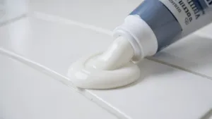 Szybkoschnący klej do płytek