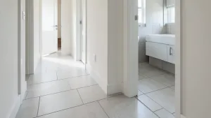 Takie same płytki w przedpokoju i łazience