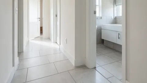 Takie same płytki w przedpokoju i łazience