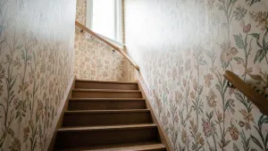 Tapeta winylowa na klatce schodowej