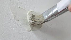 Tapetowanie klej na ścianę czy tapetę