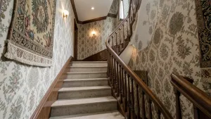 Tapety na korytarz że schodami