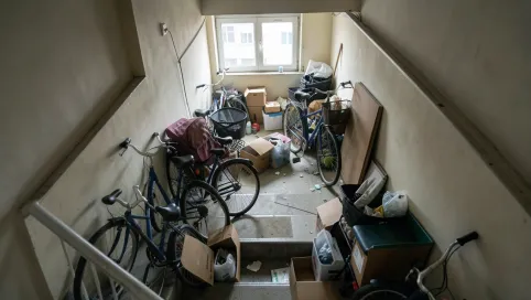 Trzymanie rzeczy na klatce schodowej